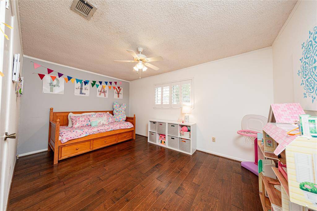 In the back bedroom you have more space if needed for bigger furniture.