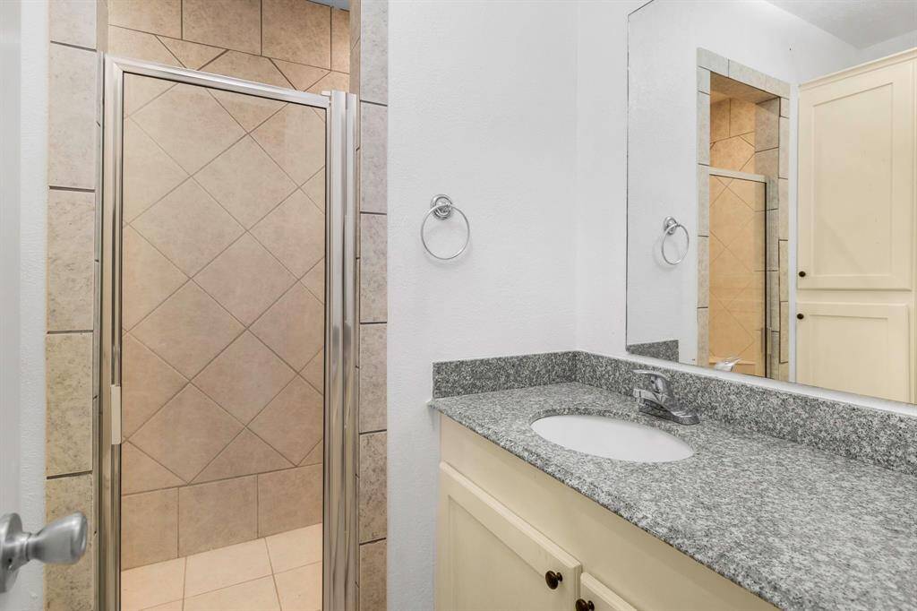 Secondary bathroom along the hallway.