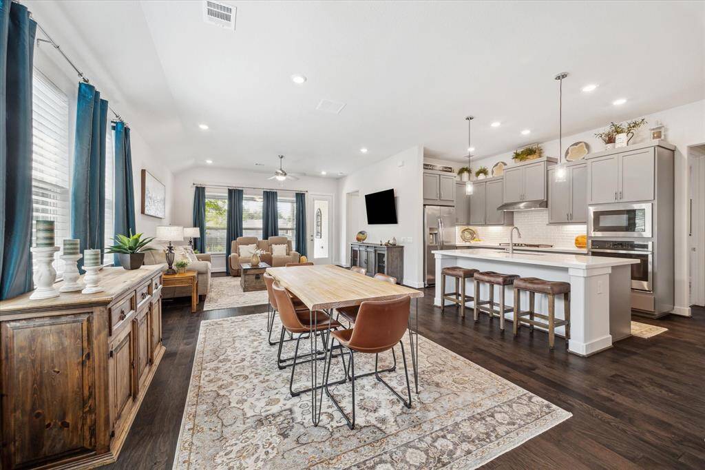 Welcome to a beautiful open concept floor plan. Spacious and welcoming.
