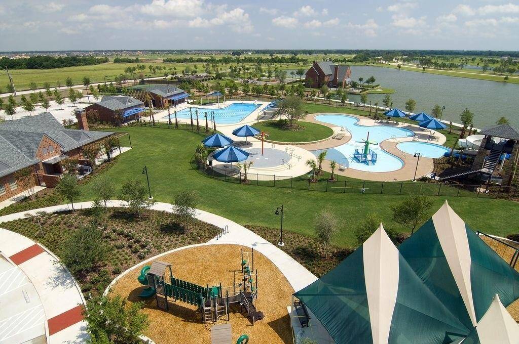 The expansive resort-style pool offers a refreshing escape with beach-entry access, lap lanes, and shaded lounging areas. The splash pad provides endless fun for children, making it a perfect family-friendly amenity.