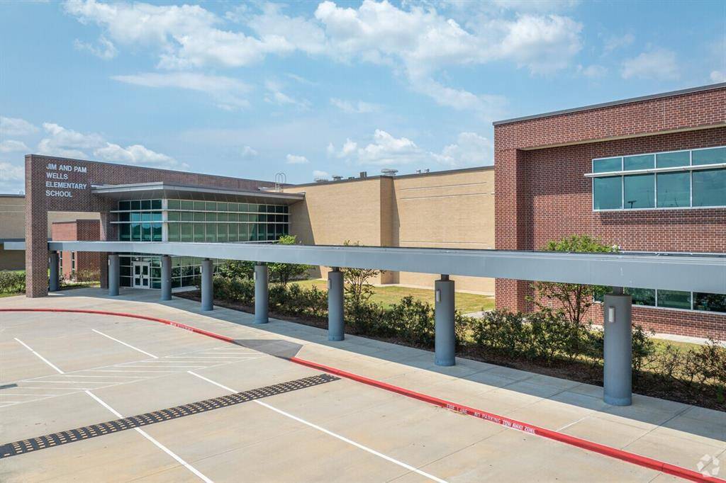 Bridgeland is zoned to the highly acclaimed Cypress-Fairbanks Independent School District (Cy-Fair ISD), known for its strong academic programs, excellent extracurricular activities, and modern facilities. Families in Bridgeland have access to top-tier schools, including: Wells Elementary School – A state-of-the-art elementary school located within Bridgeland, offering an engaging learning environment with innovative programs and a strong sense of community.