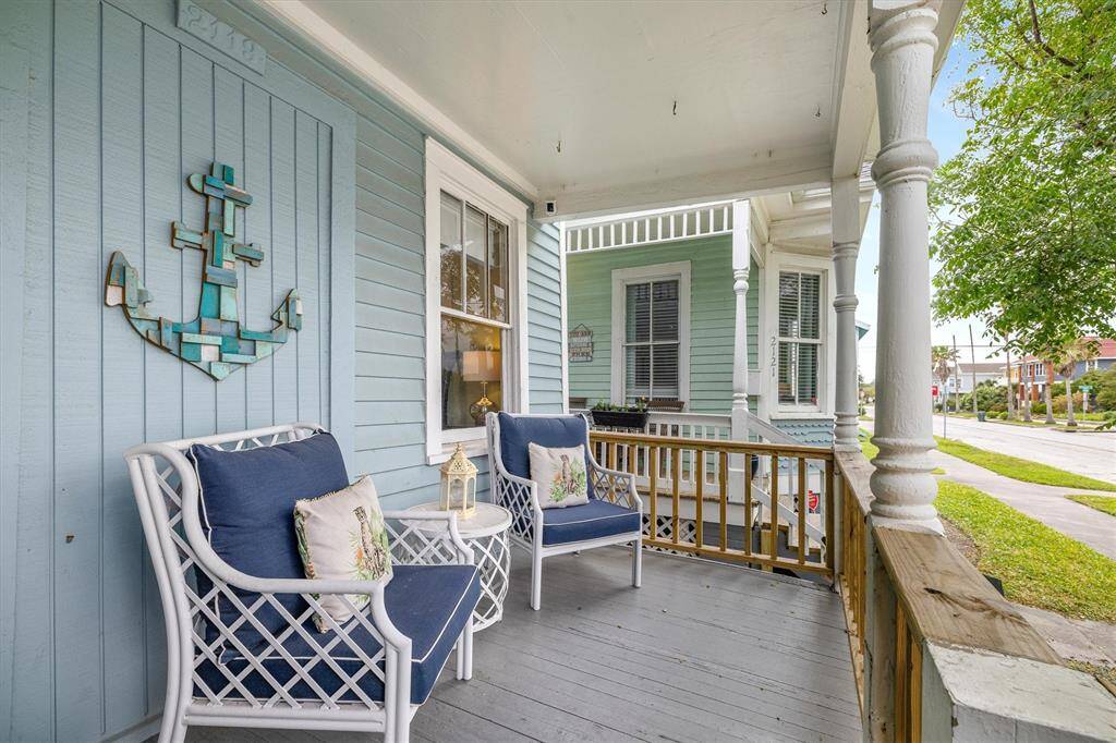 Great front porch on the trolley route!