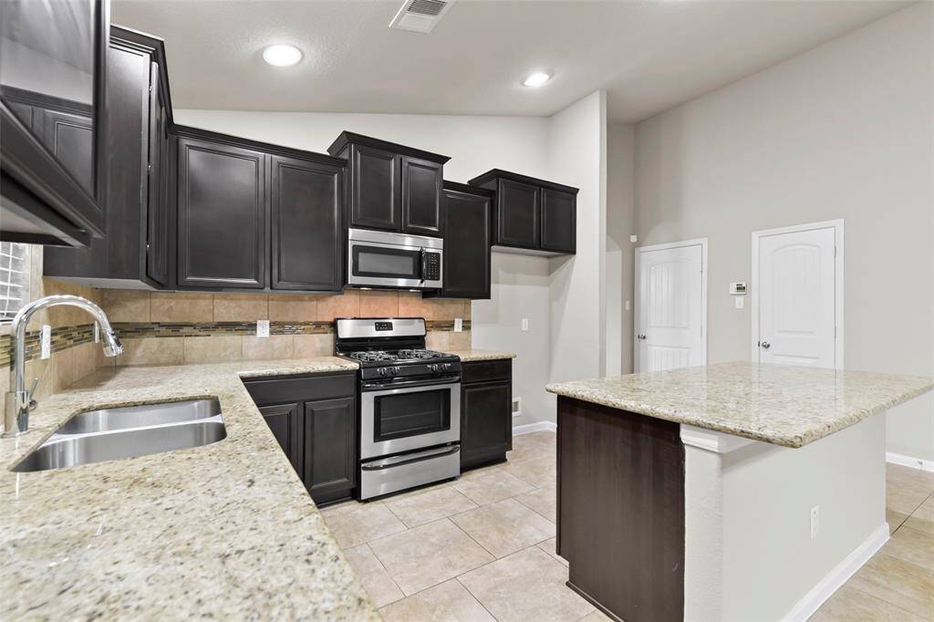 Granite counters, Mocha cabinets and lots of cabinets!