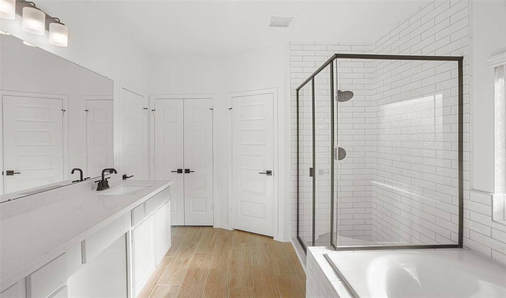 Luxurious owner's bath (*Photo not of actual home and used for illustration purposes only.)