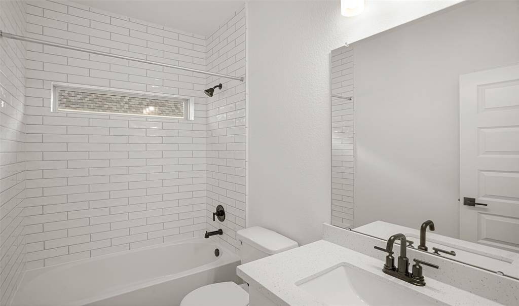 Hall bath (*Photo not of actual home and used for illustration purposes only.)