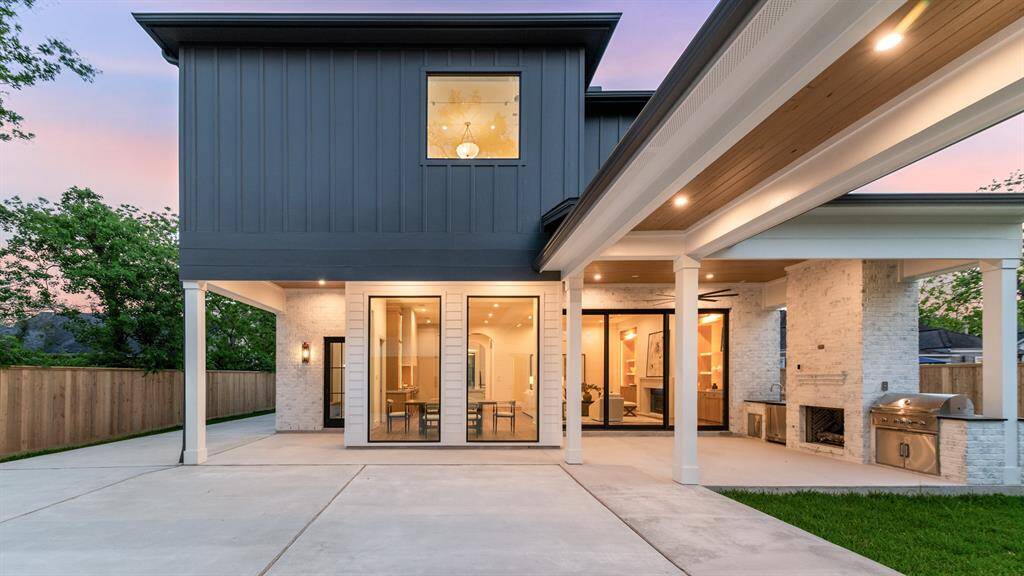 Seamlessly entertain and enjoy indoor outdoor living with oversized sliding California doors that lead from the main living space to your covered outdoor patio.