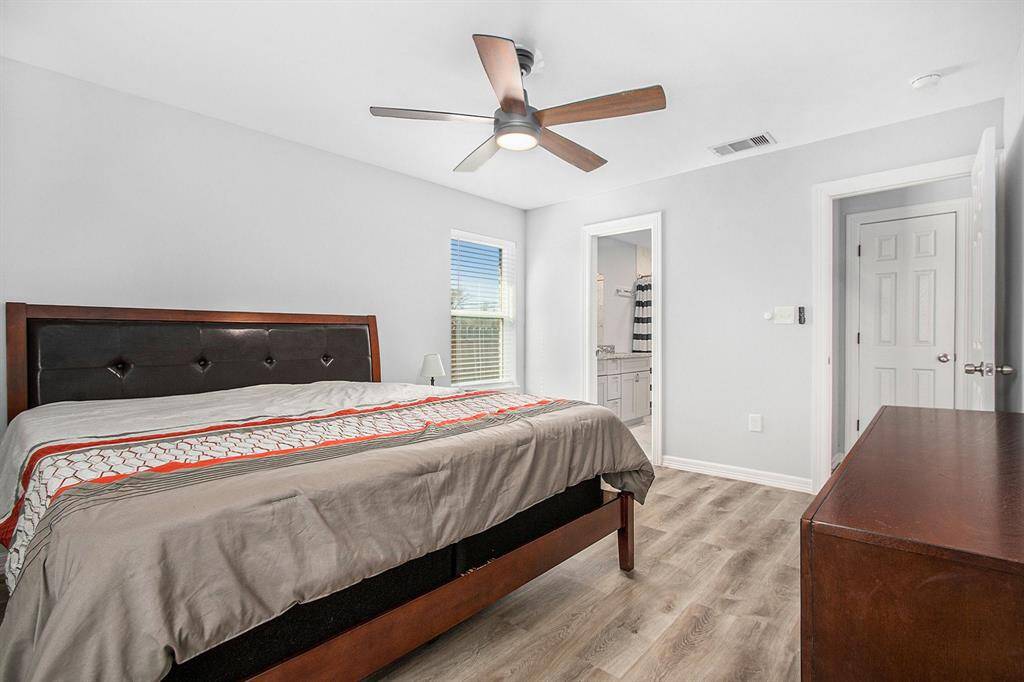 the master bedroom has a great on-suite, with a shower tub combo and a custom walking in closet