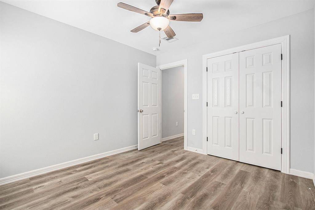 The 3rd bedroom offer a generous french doors closet.