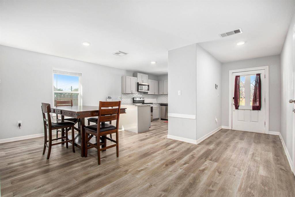 The openness of the floor plan allows easy movement around the the dinning room and kitchen area.