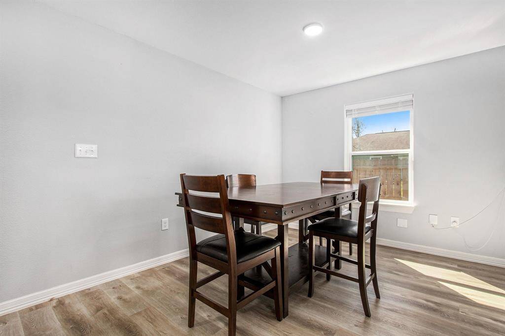 The generous dinning area allows for a 6-8 seats table.Perfect for birthday parties or family gatherings.