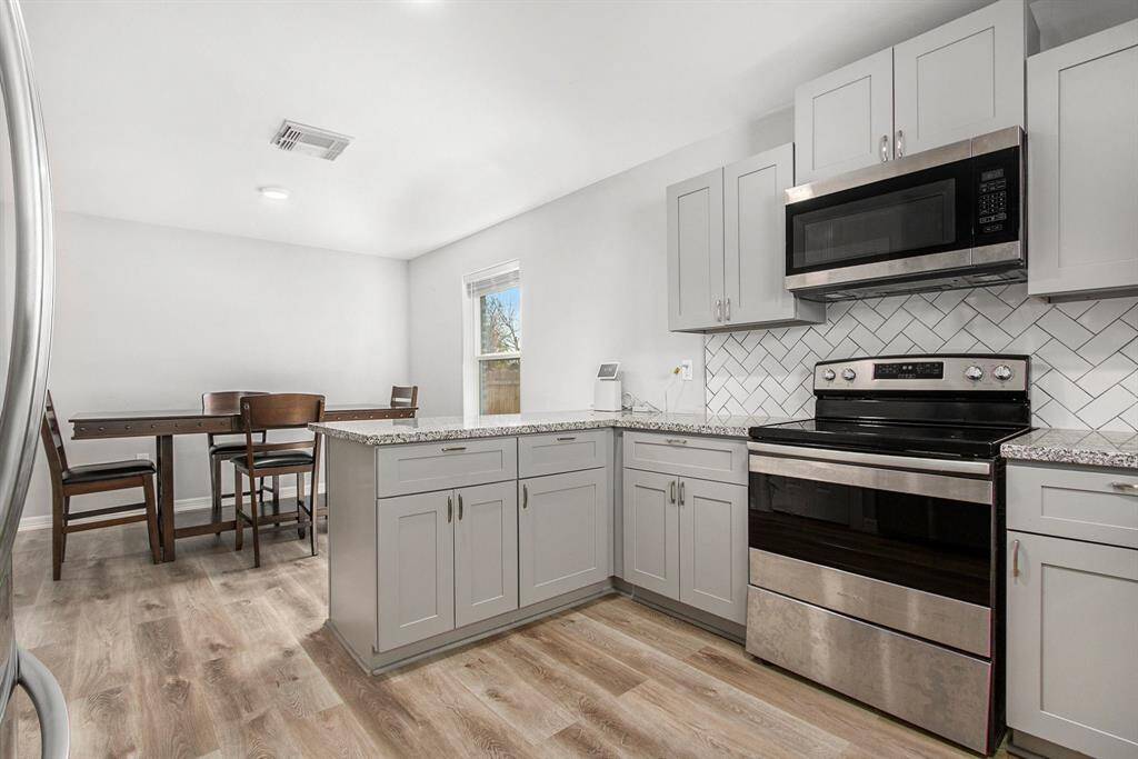 The kitchen over looking the dinning room is also offering a breakfast bar.