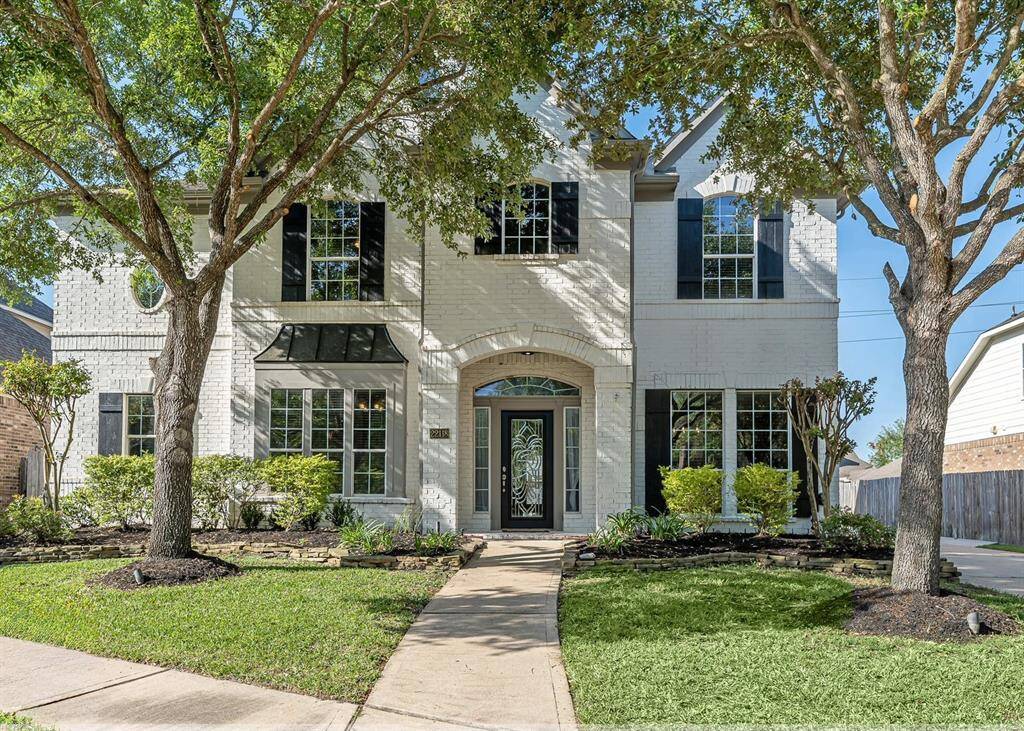 Beautiful two story home cul-de-sac home in Fairfield Village.