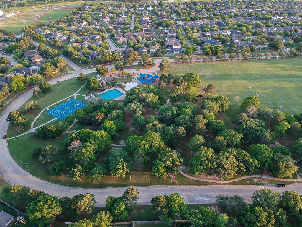 Aerial view of the great amenities this neighborhood has to offer. There is a basketball court, large pool and clubhouse with fitness center.
