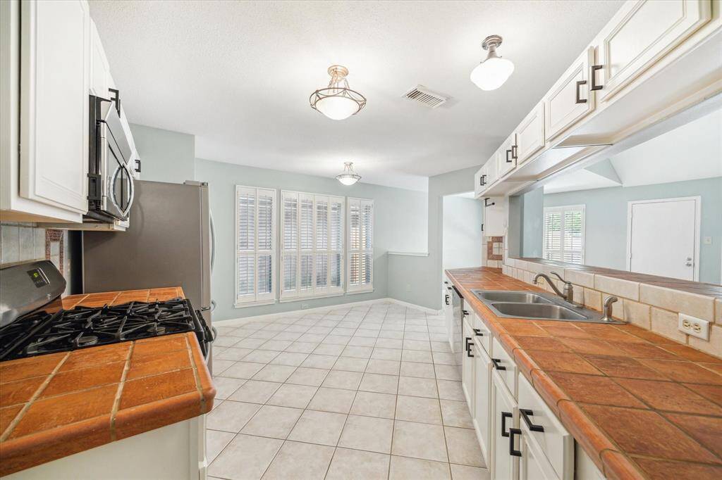 Gas range and plenty of cabinet space
