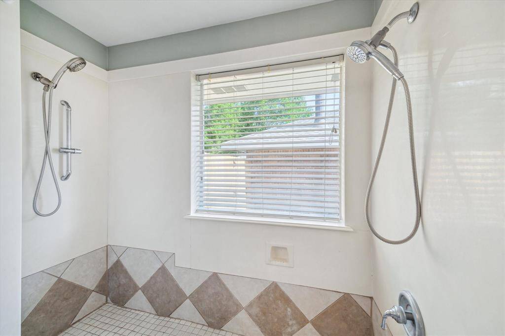 Dual shower heads
