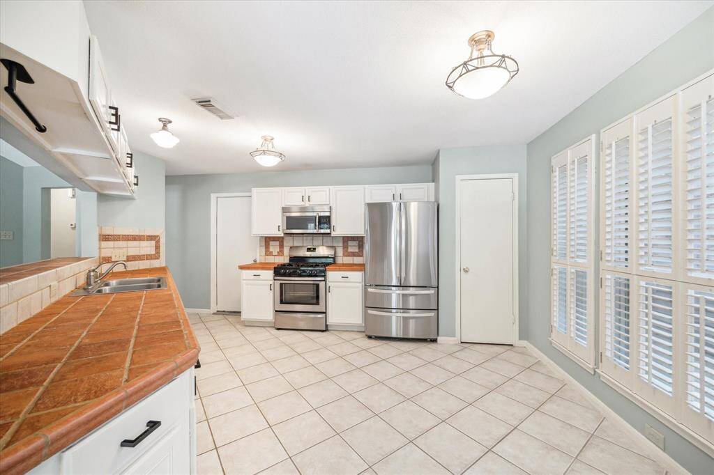 Kitchen refrigerator is included