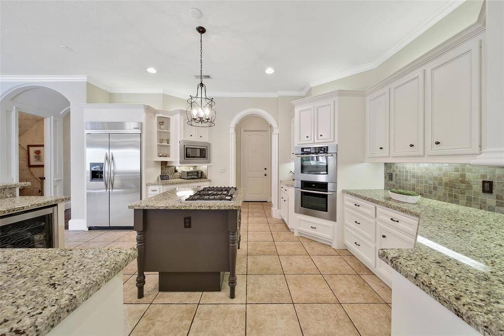 So much counter space and room to work.