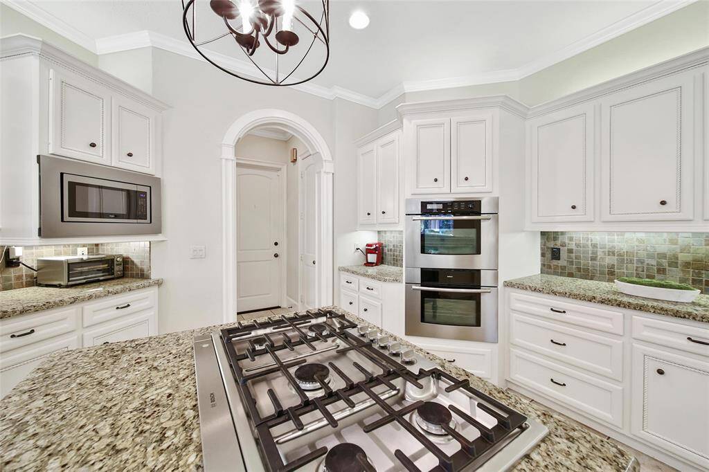 Gas range, double oven, great for cooking large meals.