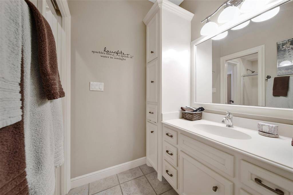 Sink/Vanity to the first bedroom.