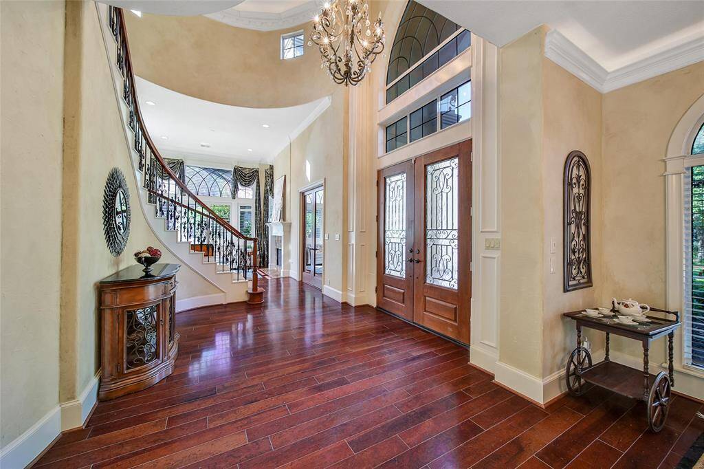 Bright and open 2-story entry