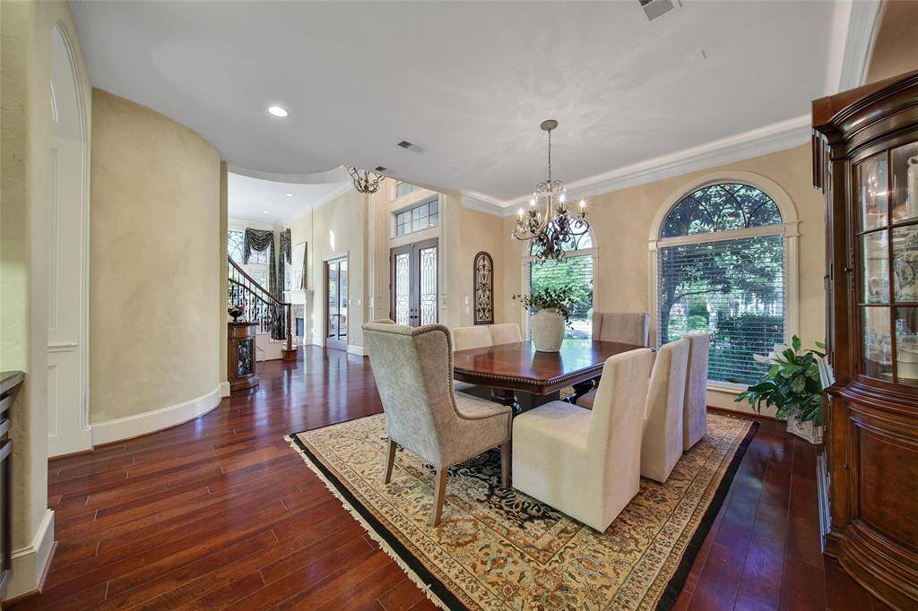 View of the dining from the hall that leads to the back of the kitchen.