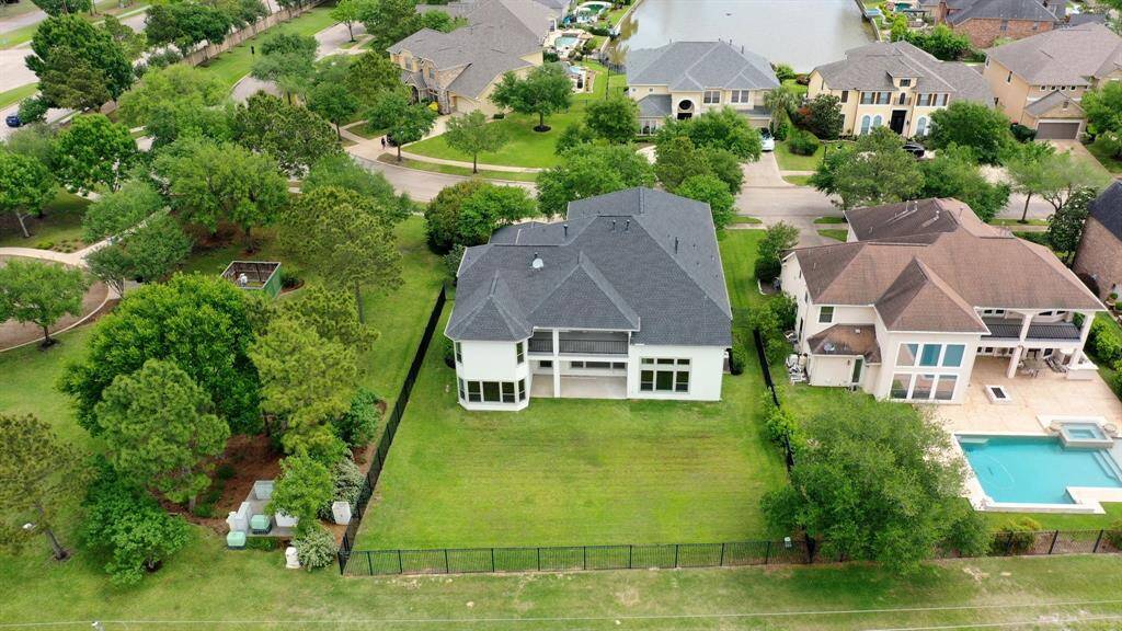 Large open backyard for playspace or to add a pool