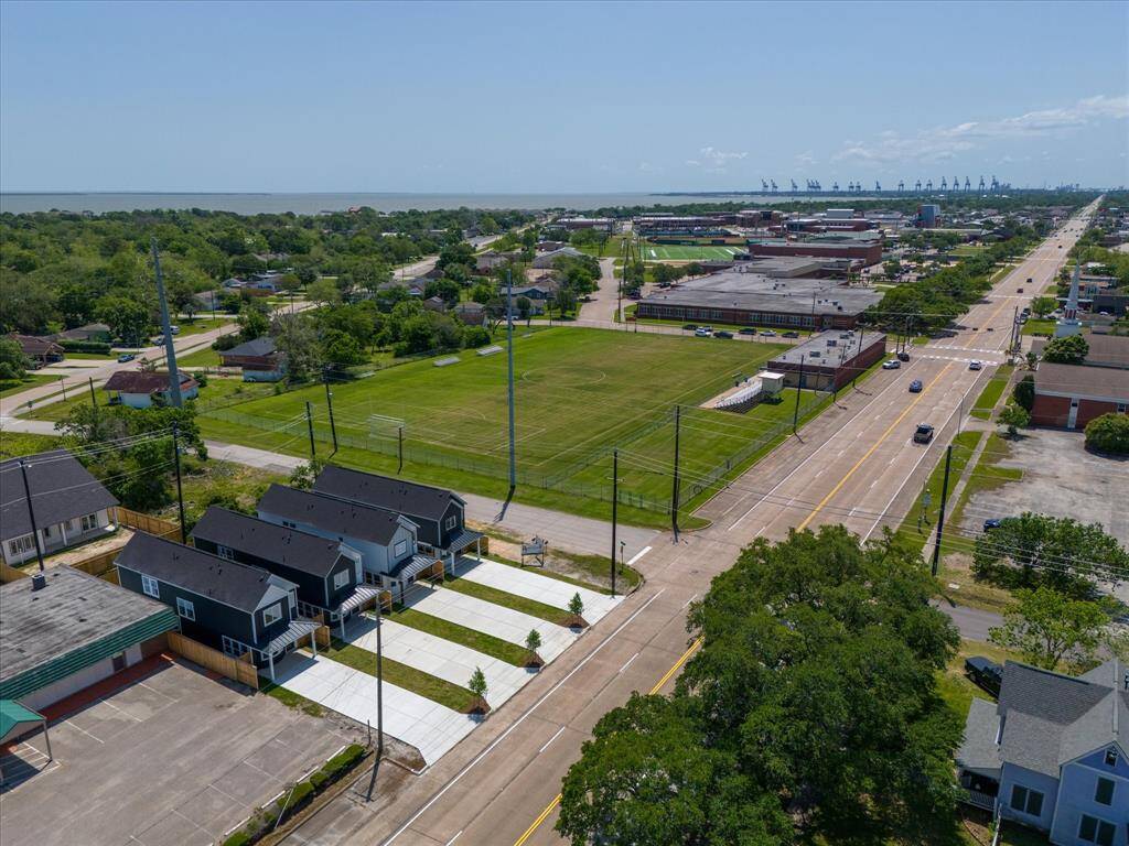 This home is just minutes 3 minutes away from Highway 146 and 5 minutes from 225, and is also walking distance to La Porte Elementary, Junior High, High School AND Sylvan Beach Park. You do not want to miss out!