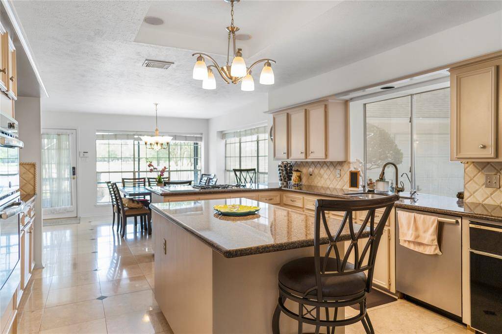 Spacious island, perfect for entertaining and food preparation.