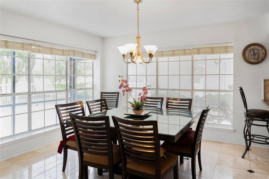 Breakfast nook look at the green grass and water view perfect for family gatherings.!