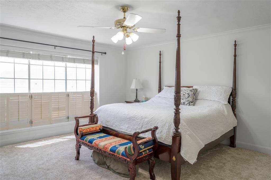 Large Master bedroom, with large window face the amazing backyard!