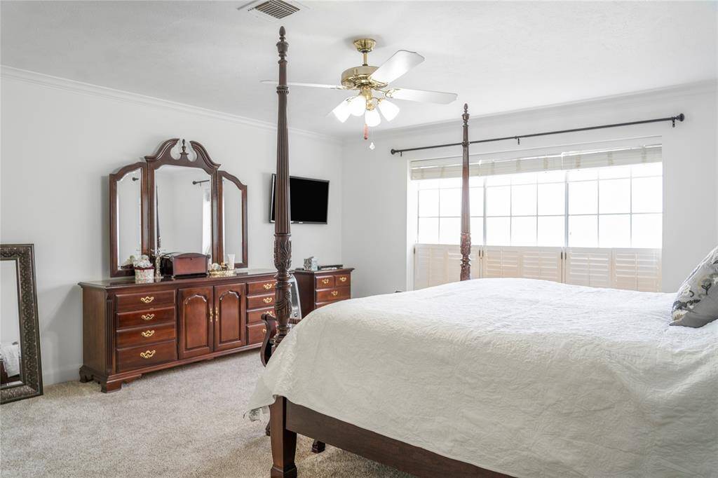 Large Master bedroom, with large window face the amazing backyard!