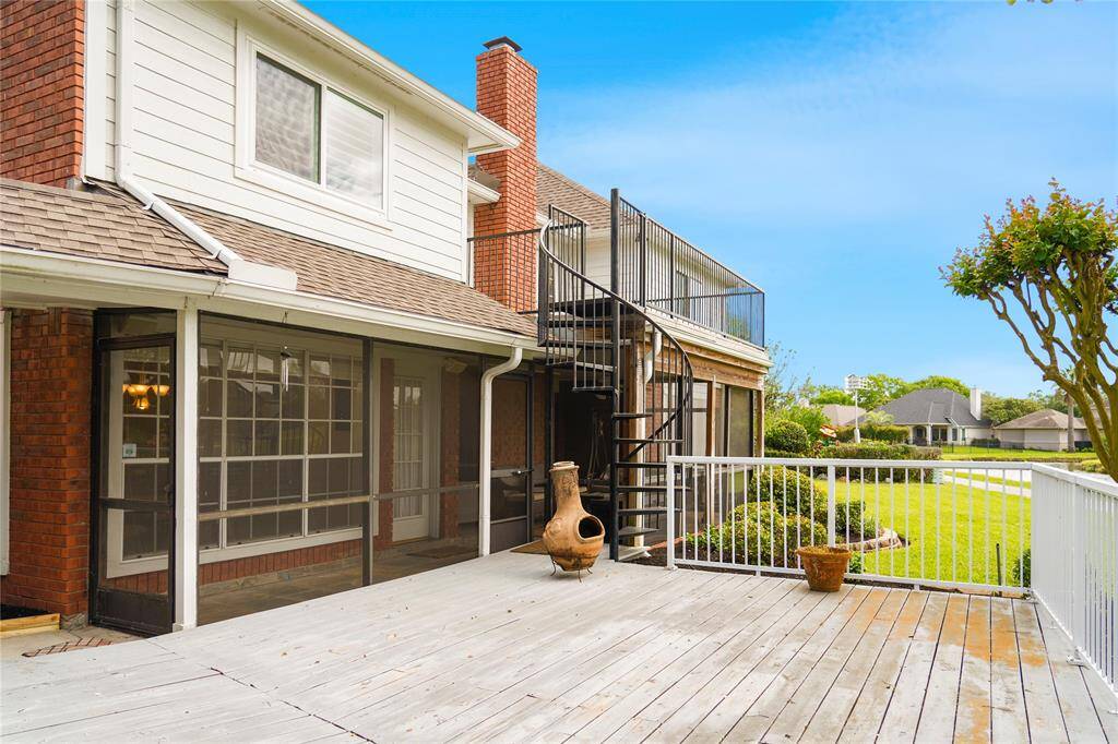 Look at the spacious extended patio, a perfect place to relax and unwind your day or start your day with the green golf course view!