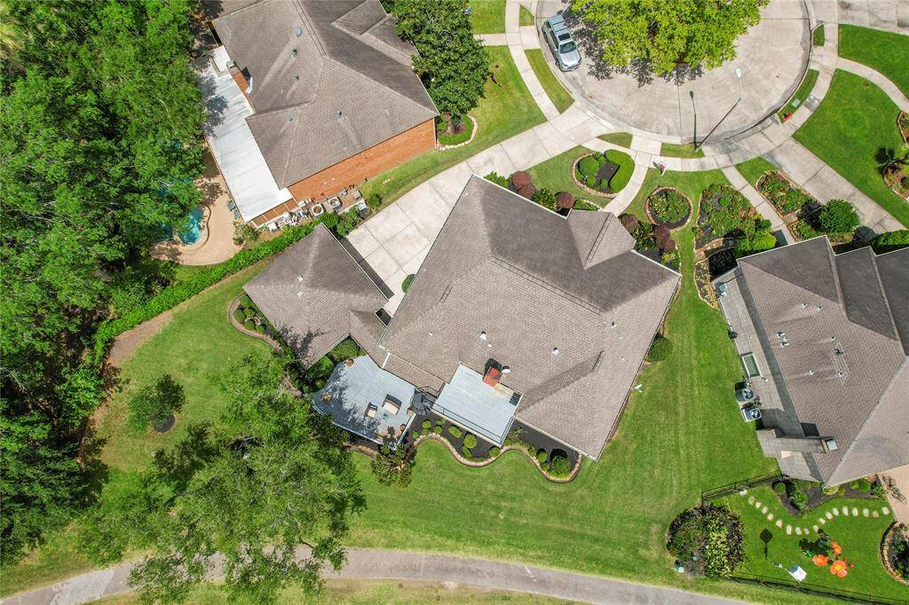 Aerial view of the home look at the large lot!