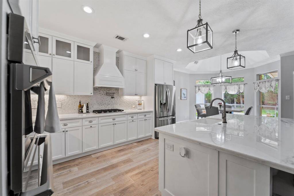 Kitchen and breakfast area view.