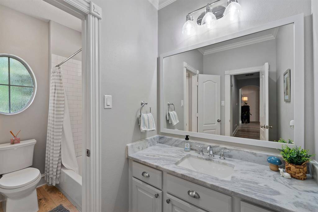 Second sink connected to the full bath.