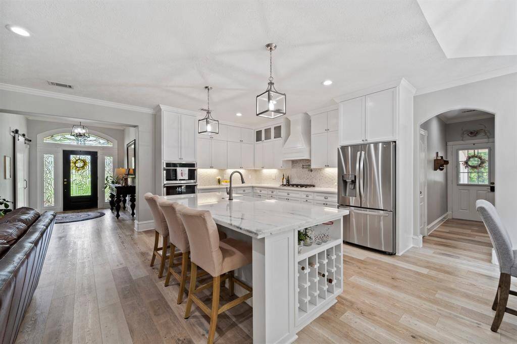 All that a gourmet chef needs in this stylish and functional kitchen!
