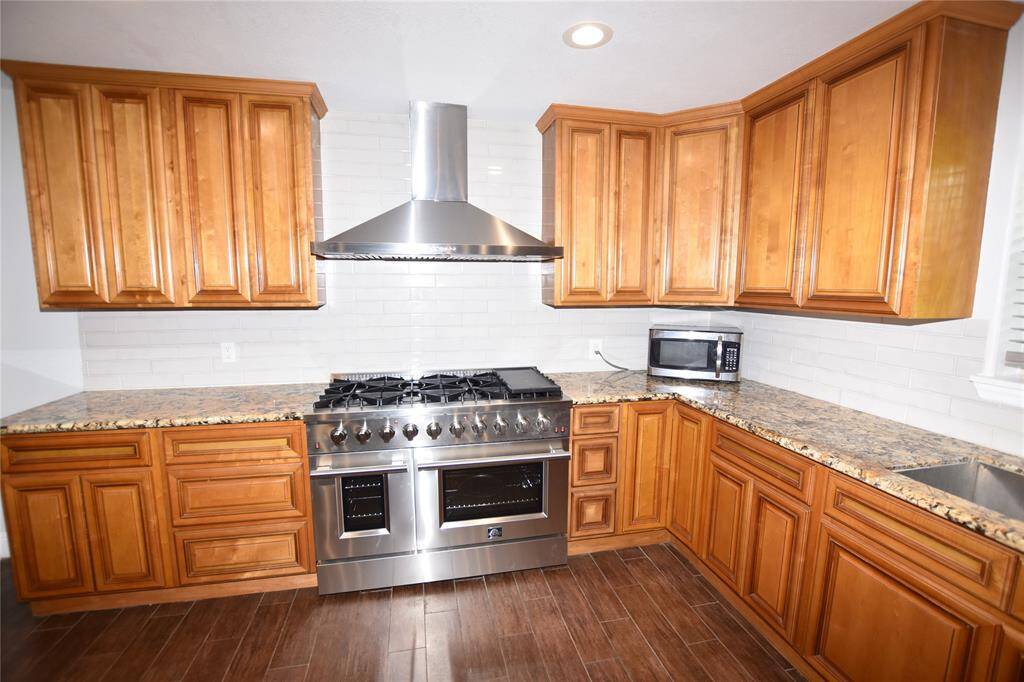 This beautifully upgraded kitchen is a chef’s dream, featuring a high-end gas stove and a double oven—perfect for everything from weeknight dinners to holiday feasts.
