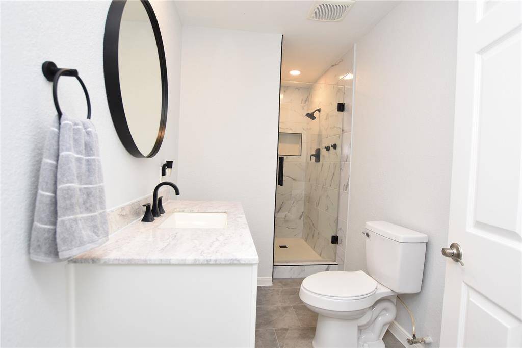This beautifully updated guest bathroom features modern finishes and stylish touches, making it both functional and inviting.