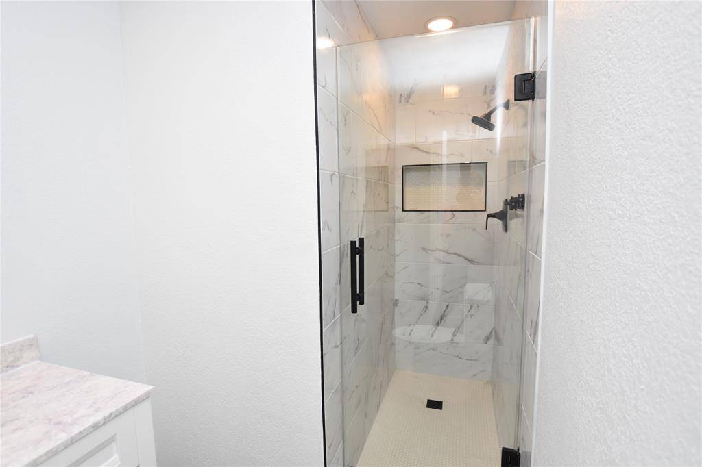 Whether for guests or everyday use, this bathroom combines convenience with a touch of luxury.