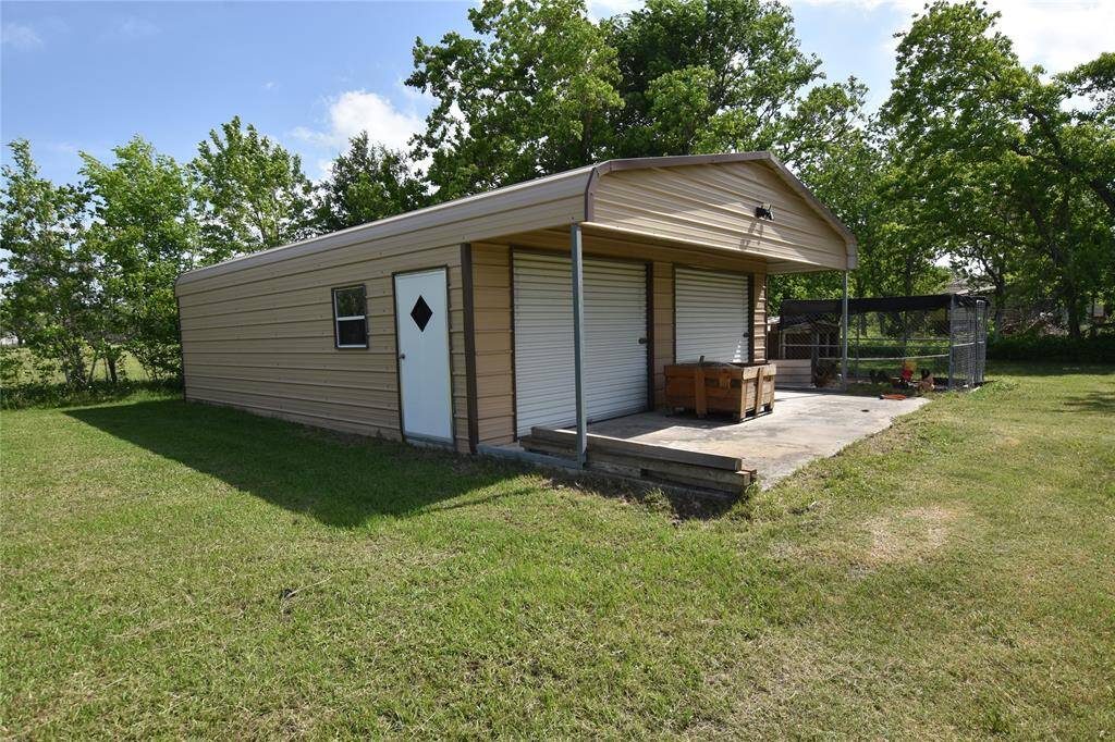 This spacious workshop is designed for maximum functionality, featuring two large doors that provide easy access for larger equipment, tools, or projects.