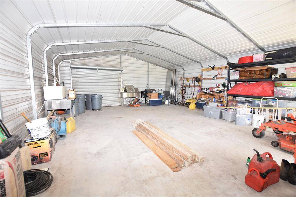 Versatile and practical, this workshop is ready to accommodate a variety of tasks.