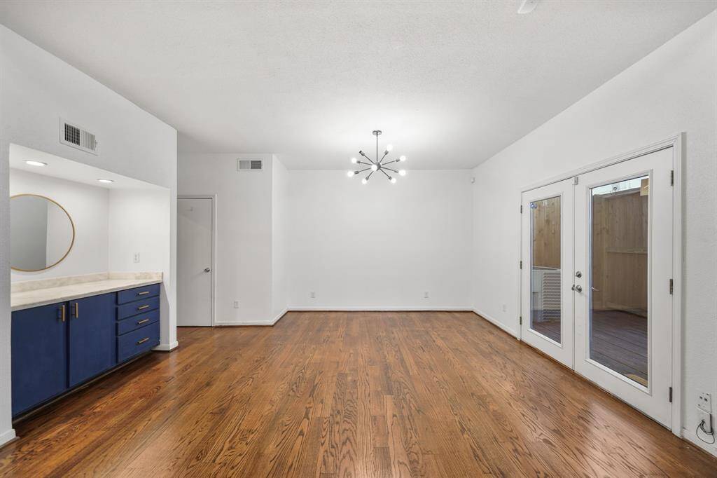 The dining room also features access to the patio. Perfect for indoor / outdoor dining or entertaining.