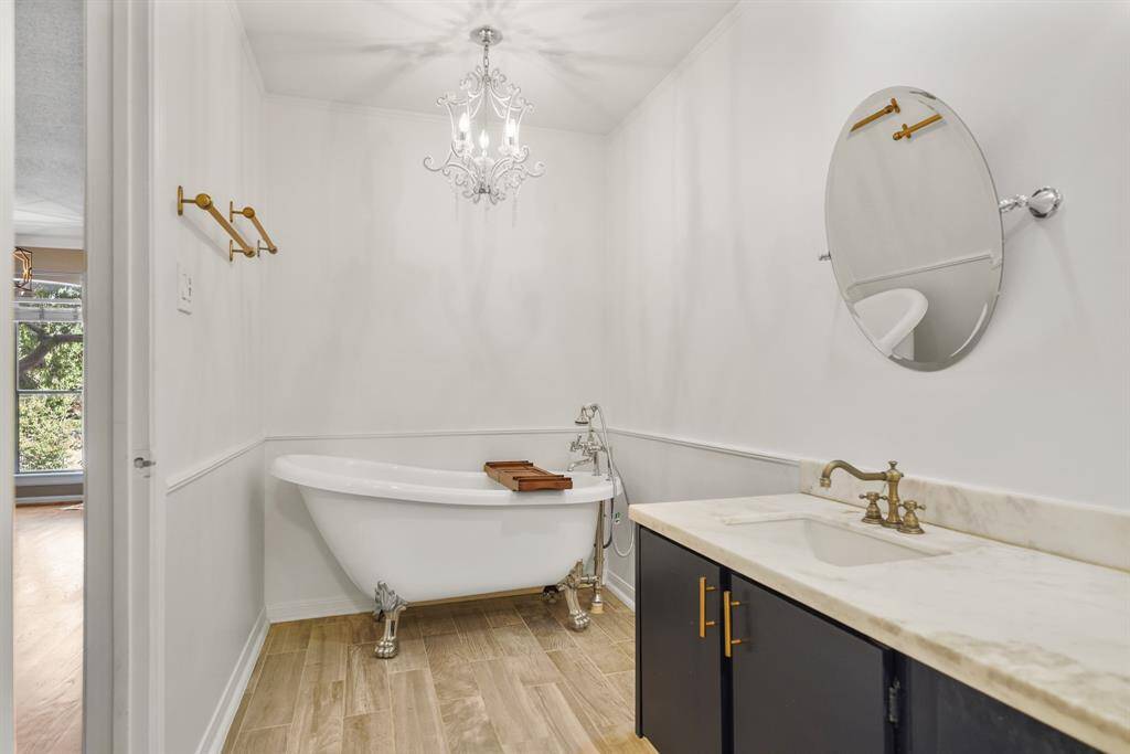 The elegant clawfoot soaking tub adds a stylish touch!