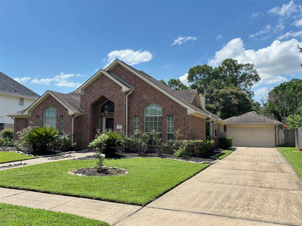 ONE OWNER HOME, PURCHASED DIRECTLY FROM THE BUILDER. LOCATED JUST A BLOCK FROM INCREDIBLE AMENITIES INCLUDING POOL, BOAT RAMP, TENNIS AND SAND VOLLEYBALL!