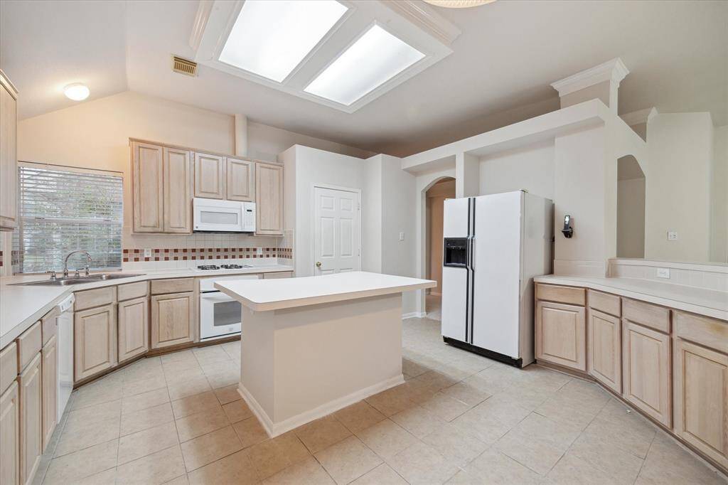 NICE, NEUTRAL KITCHEN INCLUDES THE REFRIGERATOR.