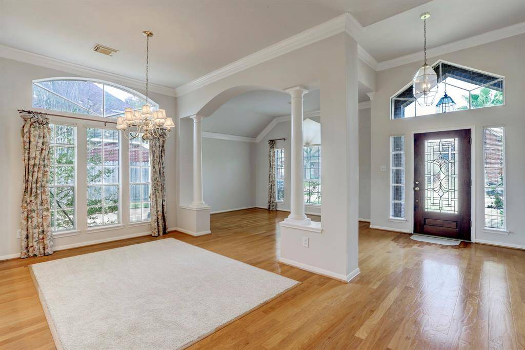 LARGE PORTRAIT WINDOWS OFFER GREAT NATURAL LIGHT.