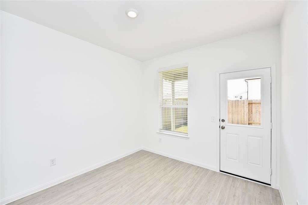 Fantastic breakfast nook great for relaxing and enjoying meals together. Access to the covered patio.