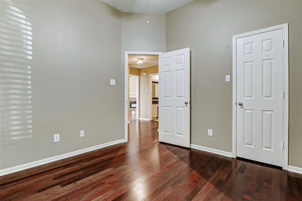 Secondary bathroom.