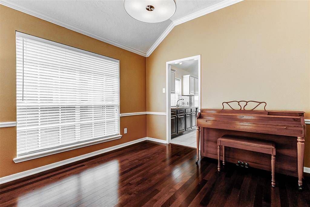 Strategically positioned with direct access to the kitchen, this adaptable flex space maximizes functionality, whether you're hosting a dinner, working, or simply enjoying everyday life.