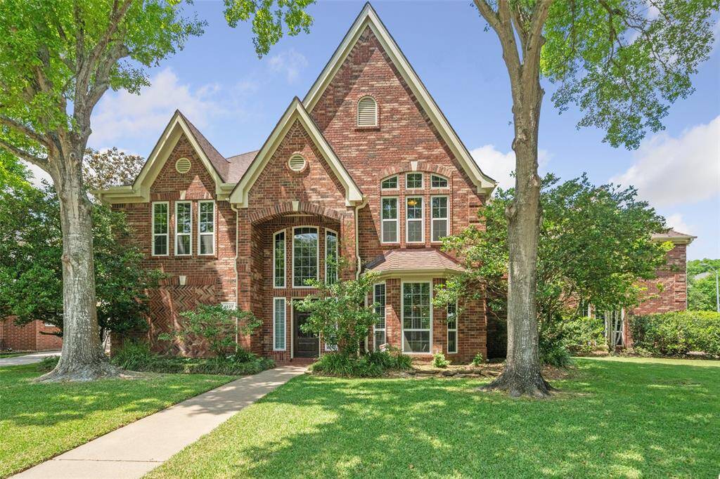 2627 Colonel Court. Amazing 4/3.5 home in Pecan Grove.